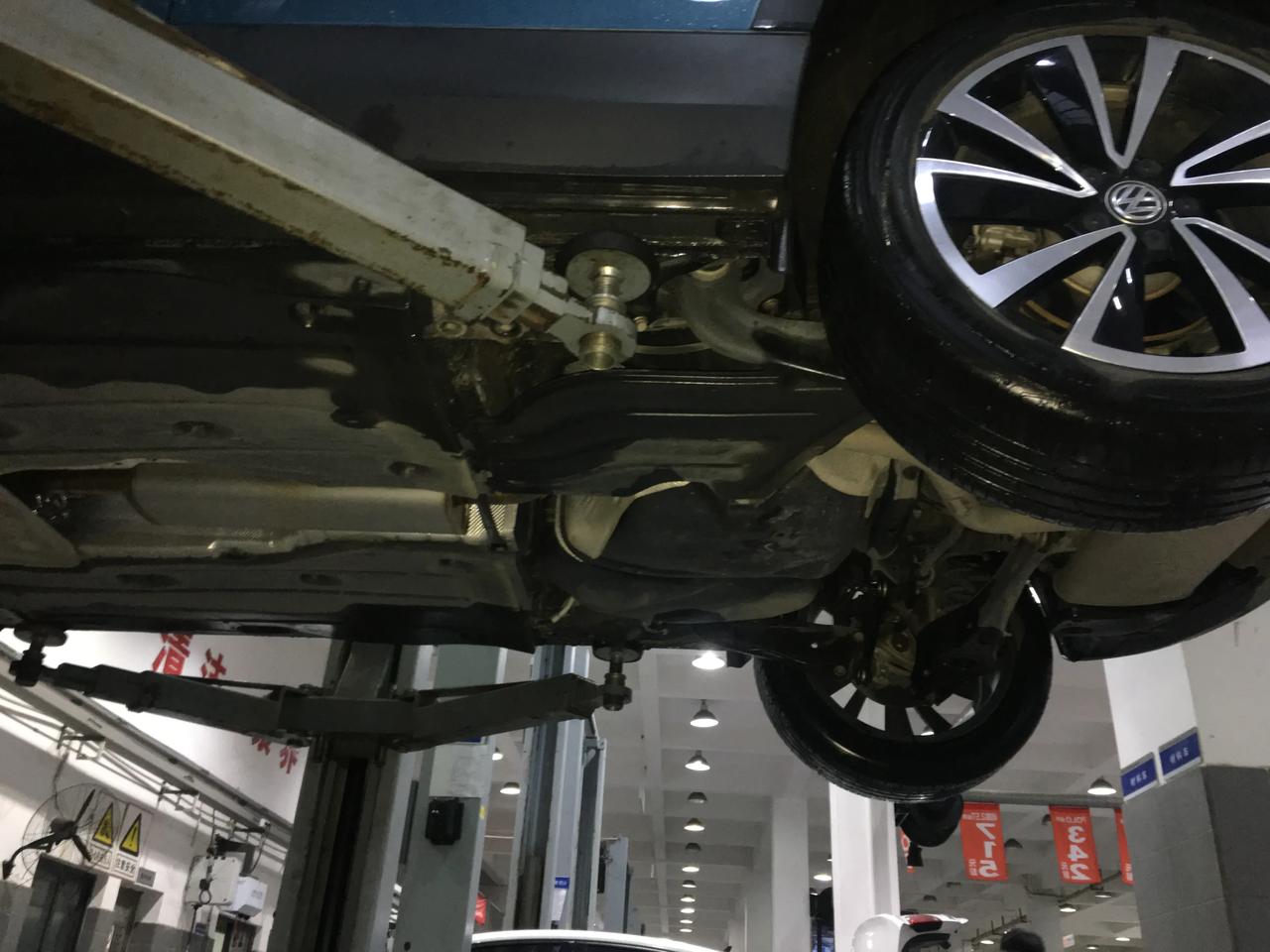 车辆保养实录大众途岳底盘底部装甲防护还是很到位的除排烟管道看不到