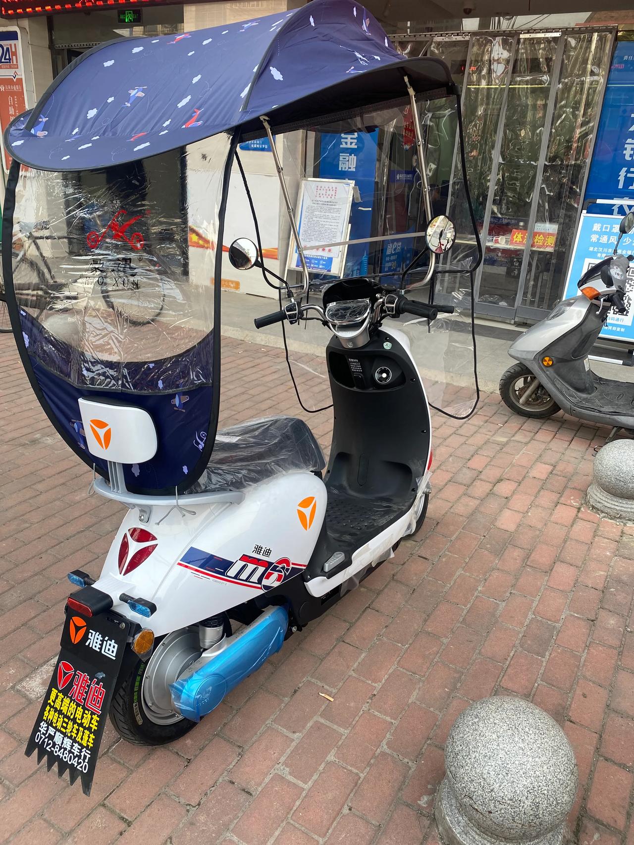 前几天更换了新的电动车,雅迪冠能领跑m6,石墨烯电池续航能力