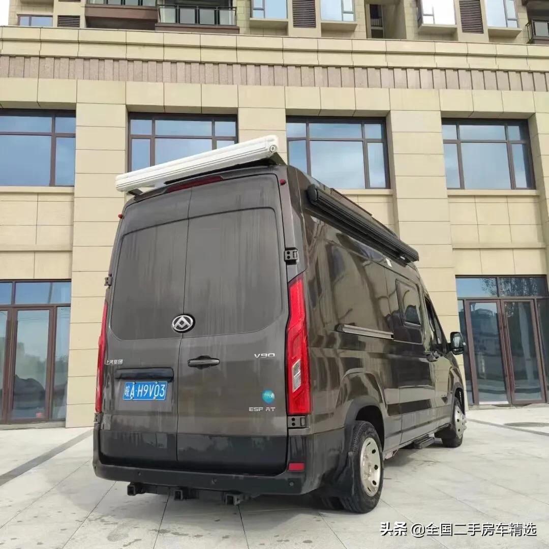 2021年,大通v90长轴超高顶b型房车,2.0t柴油6at