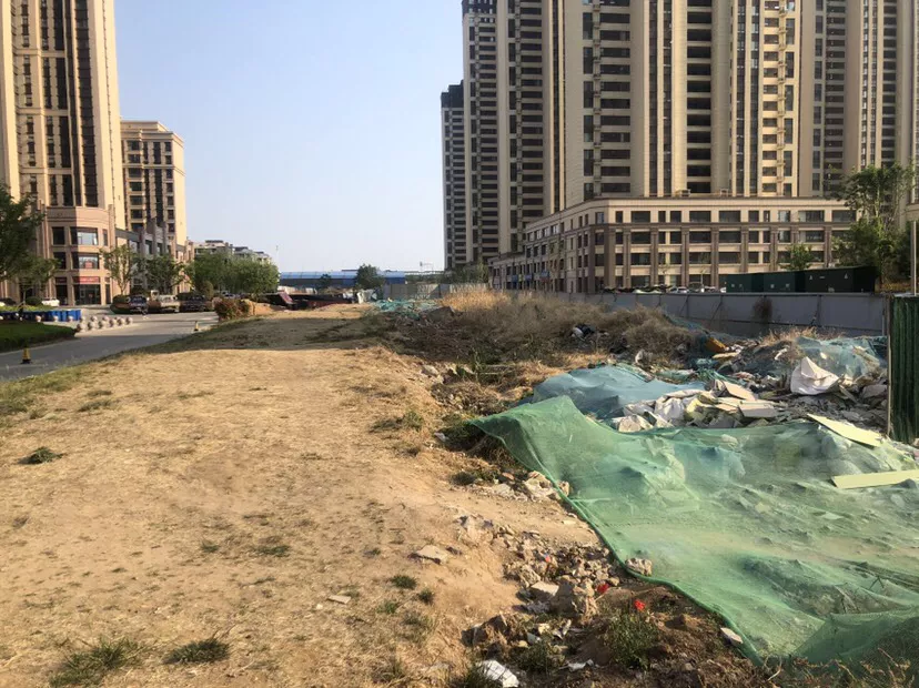 天天3·15|交房1年半、2条市政路没修，临沂荣盛·蓝山郡垃圾扬尘和出行难问题亟待解决