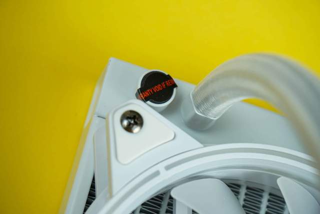 白装机三件套由艾湃电竞盖亚GAIA引领，白机箱焕发靓丽色彩