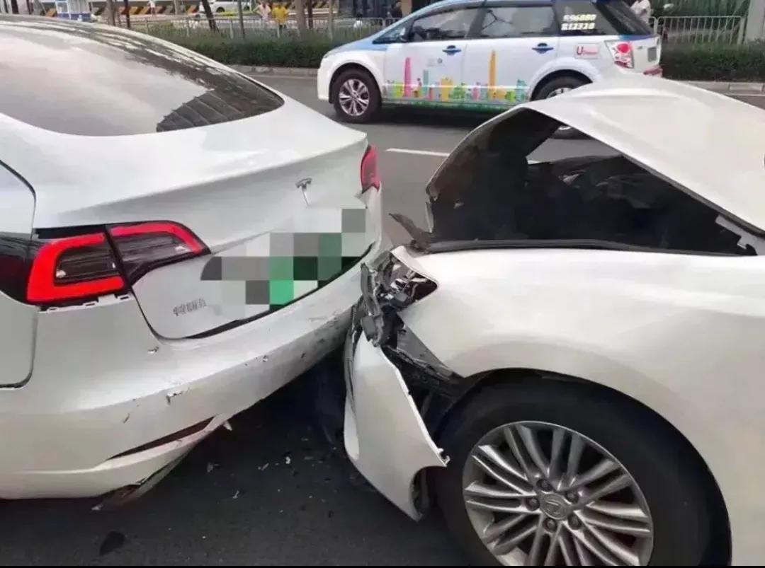 第二组是特斯拉追尾本田艾力坤,艾立坤的后面被怼了一个大洞,而特斯拉