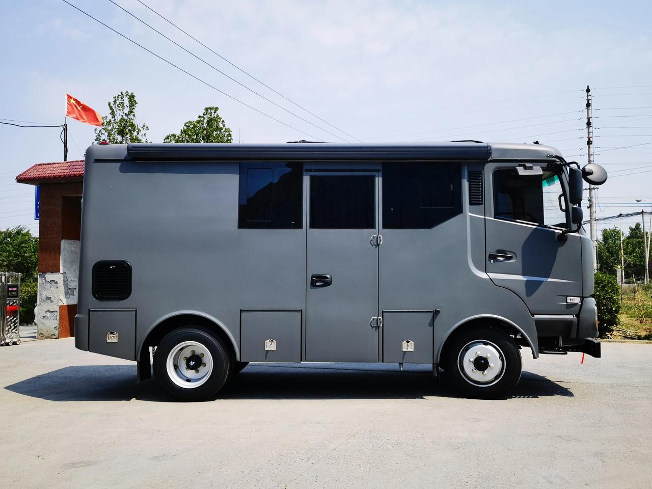 那么今天给大家分享这款东风挑战者最大号b型硬派越野房车,安全可靠