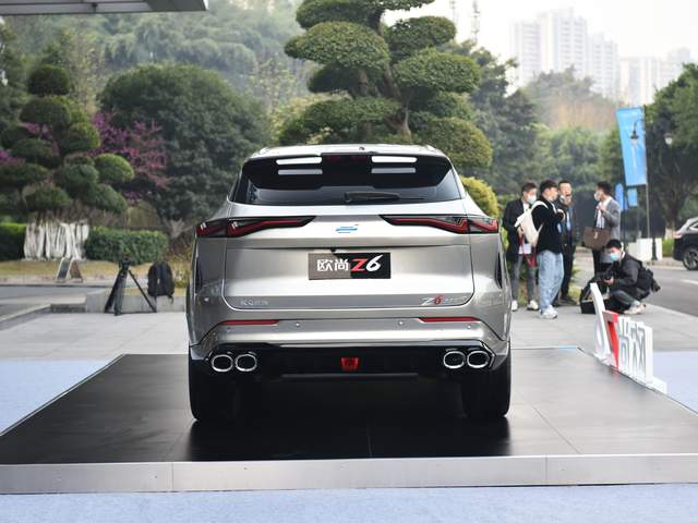长安带来高颜值SUV，配2.0T+8AT，6秒多破百，可实现六屏互联