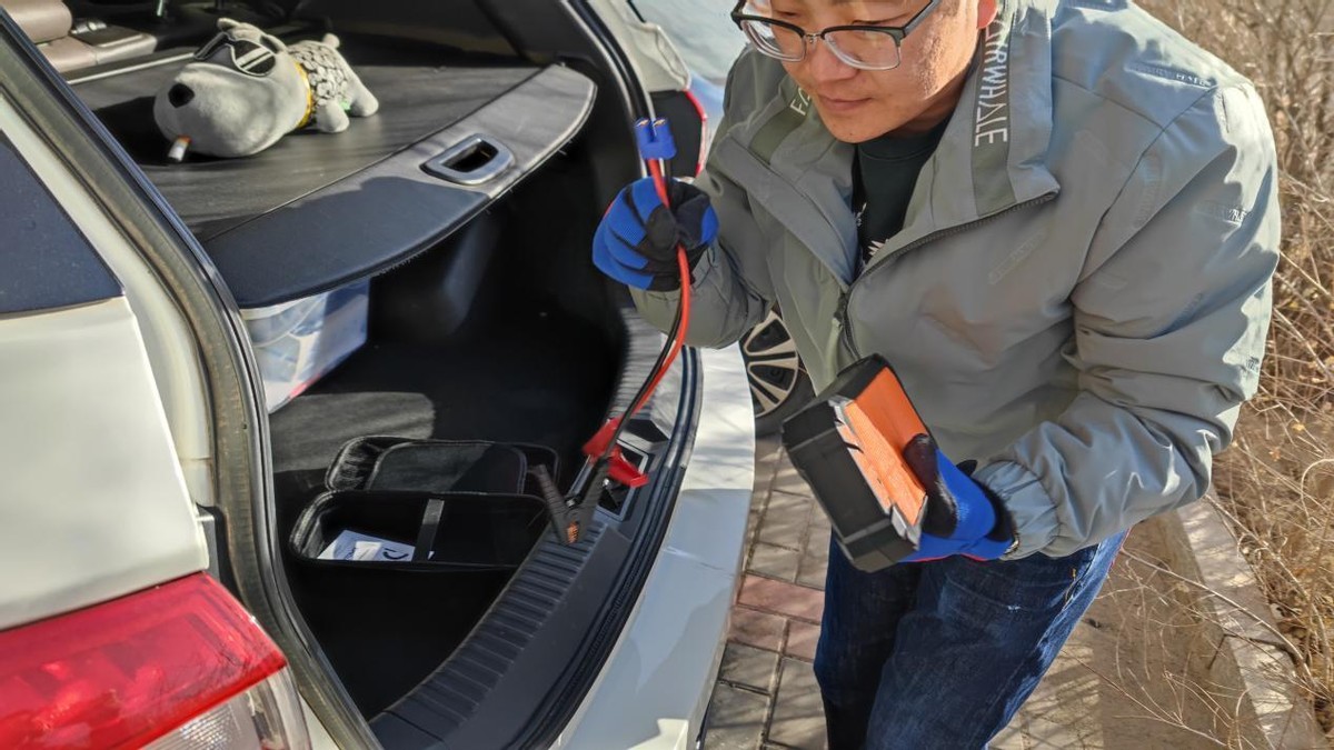 北方有车一族冬天必备的Autowit汽⻋应急电源