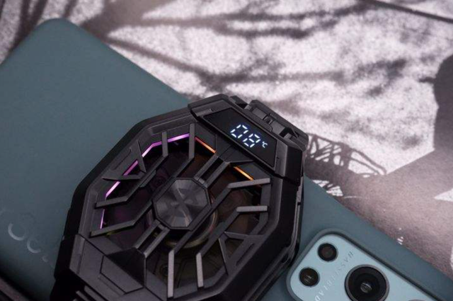 面对标！都是散热器为什么红魔涡轮散热背夹比黑鲨更强？