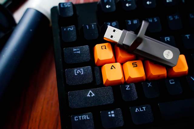 相比普通U盘，固态U盘的优势不仅仅是传输速度快那么简单