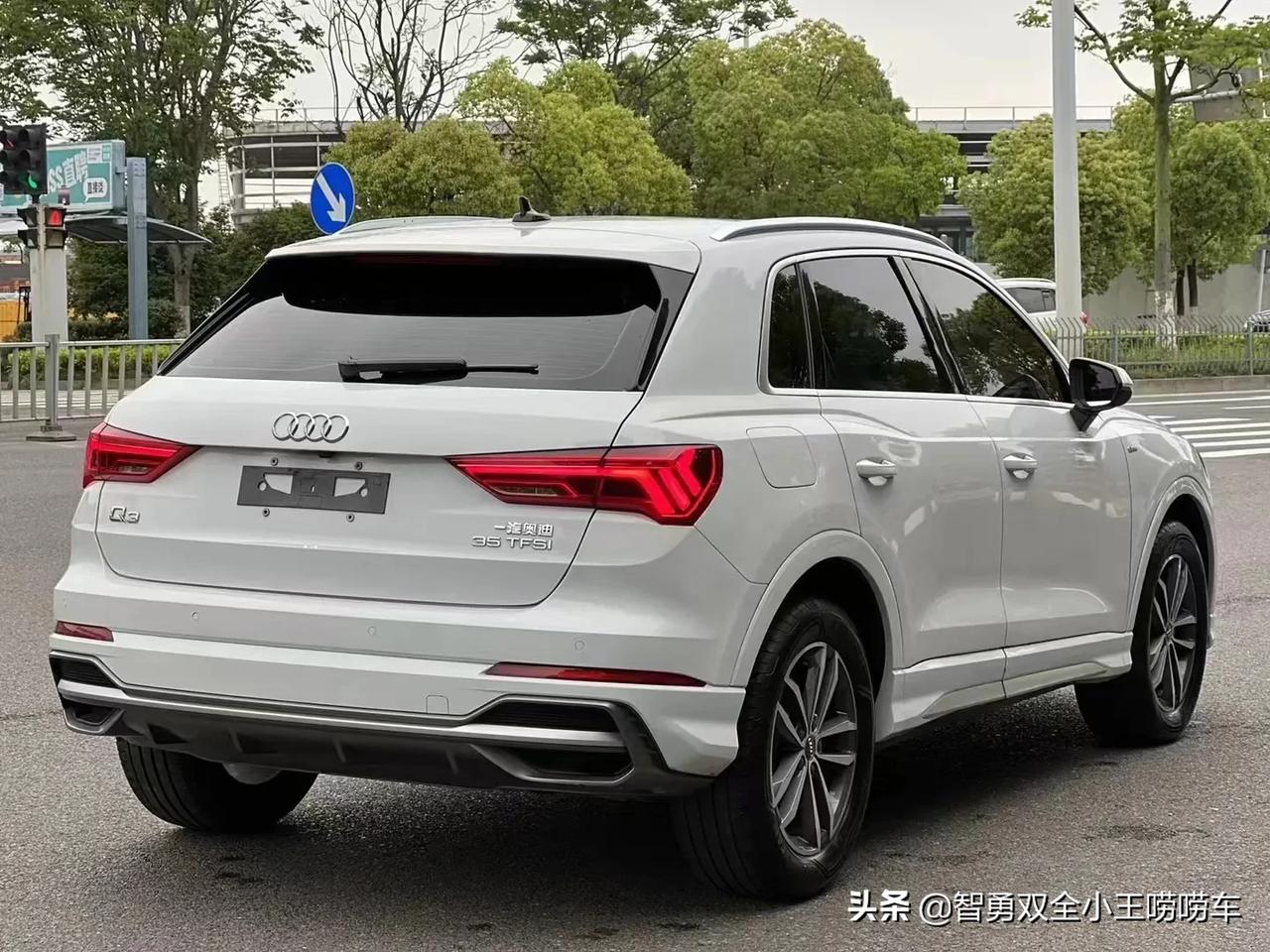 最新到店21年新款奥迪q3里外成色如新两块高清液晶大屏翻毛皮电动座椅