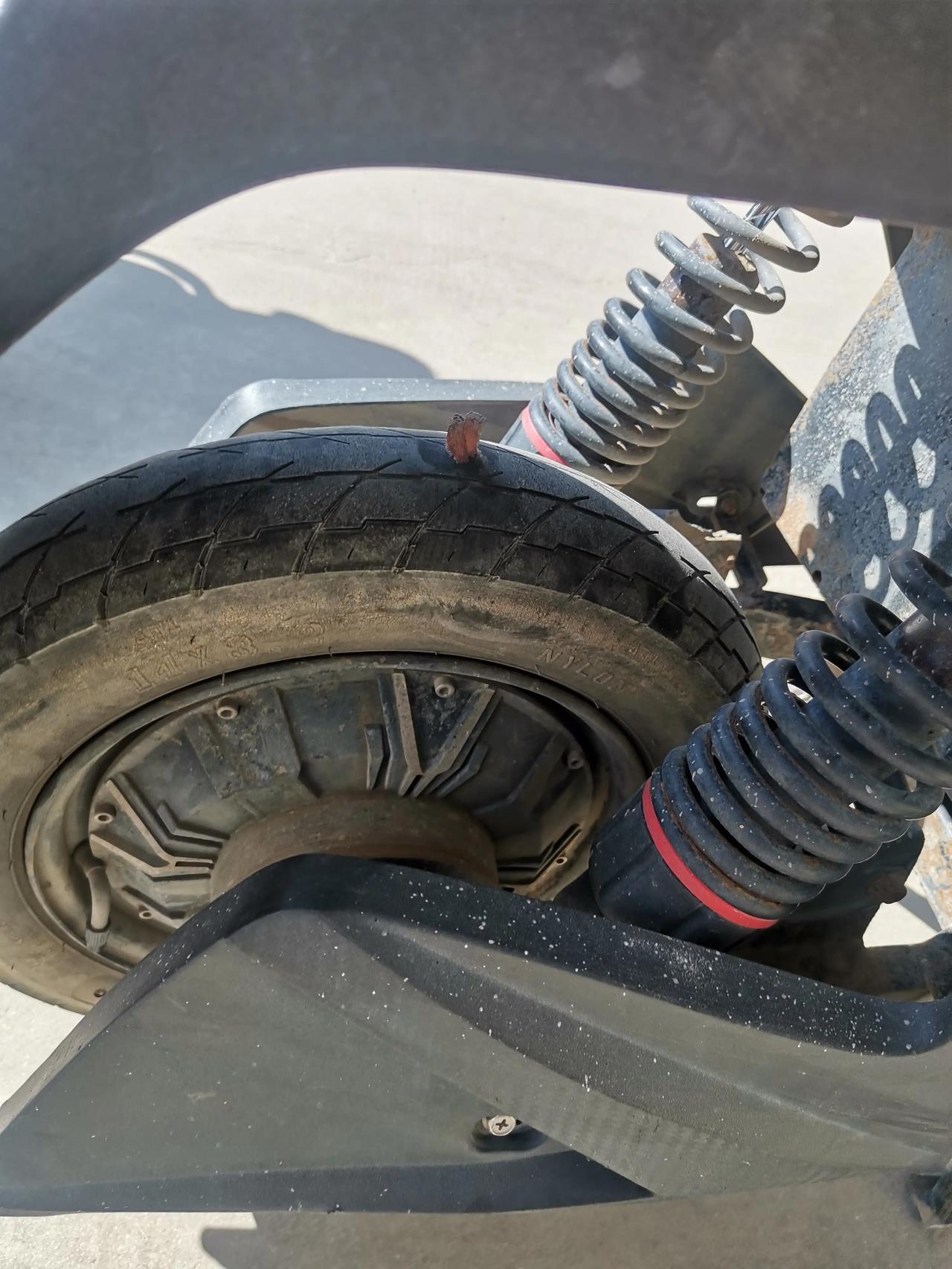 今天电动车轮胎扎了,打电话叫了个流动补胎的小伙,小伙极力推荐