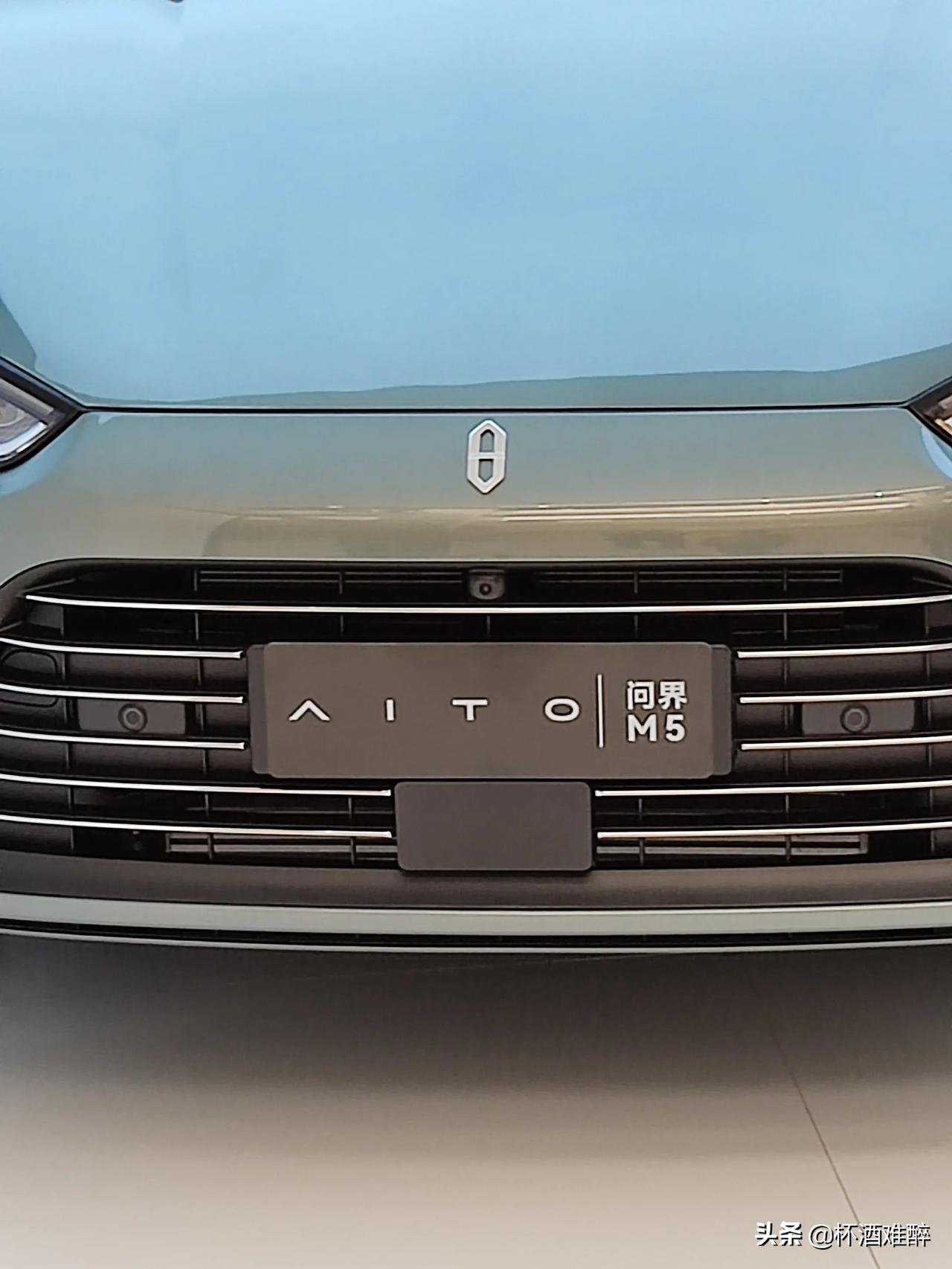 新上的华为智选问界m5这去掉车标就是保时捷了比上一款好太多了sf5