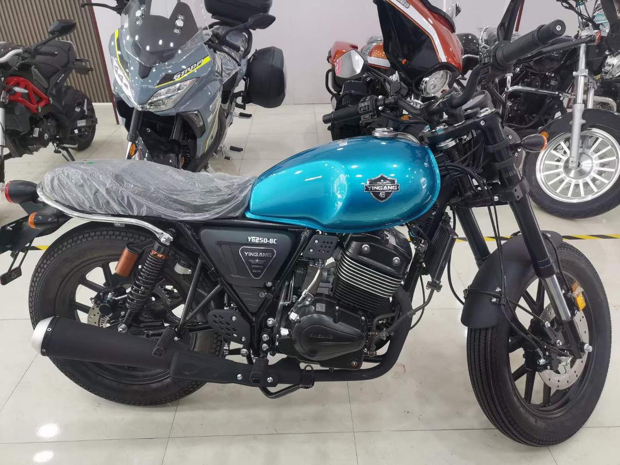 今天给大家分享的是银钢的一款250,车名叫拿铁双缸250的复