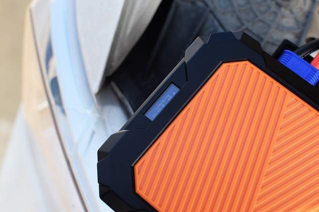 在网上选了一个月的汽车应急电源，最后我入手了autowit超级电容应急电源