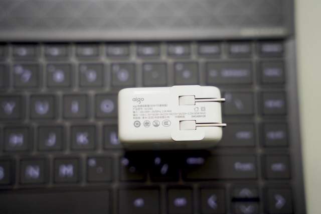 一个充电头就能解决我们所有快充需求 aigo 65W PD快充头上手体验