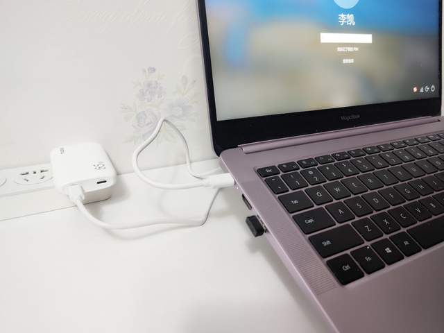 更轻更薄更好用，努比亚大白65W超薄氮化镓充电器评测