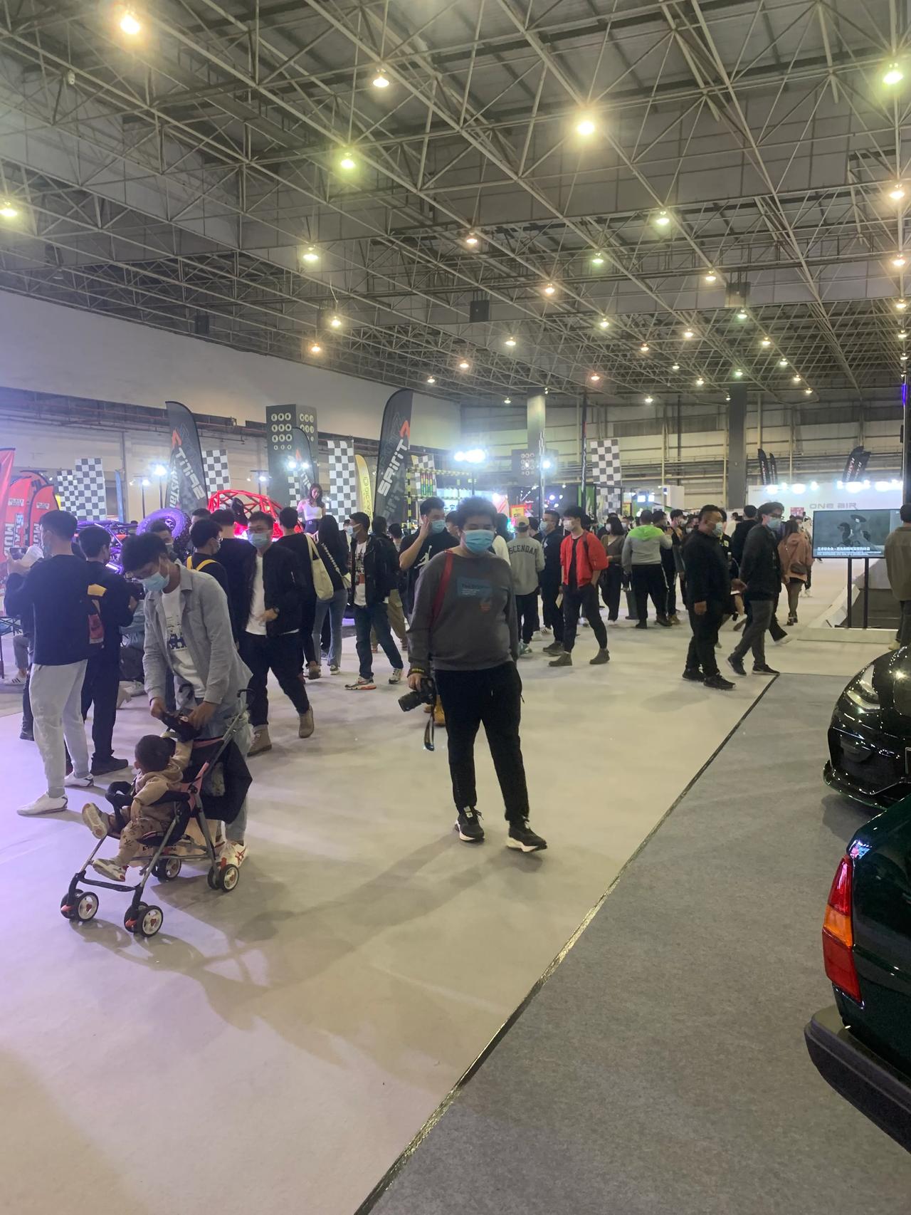 东莞厚街国际改装车展东莞厚街国际会展中心人气还蛮旺的随着生活水平