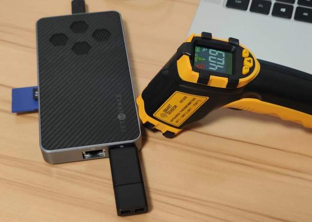 小巧便携多功能，10Gbps 十合一硬盘盒扩展坞：打工人的办公利器