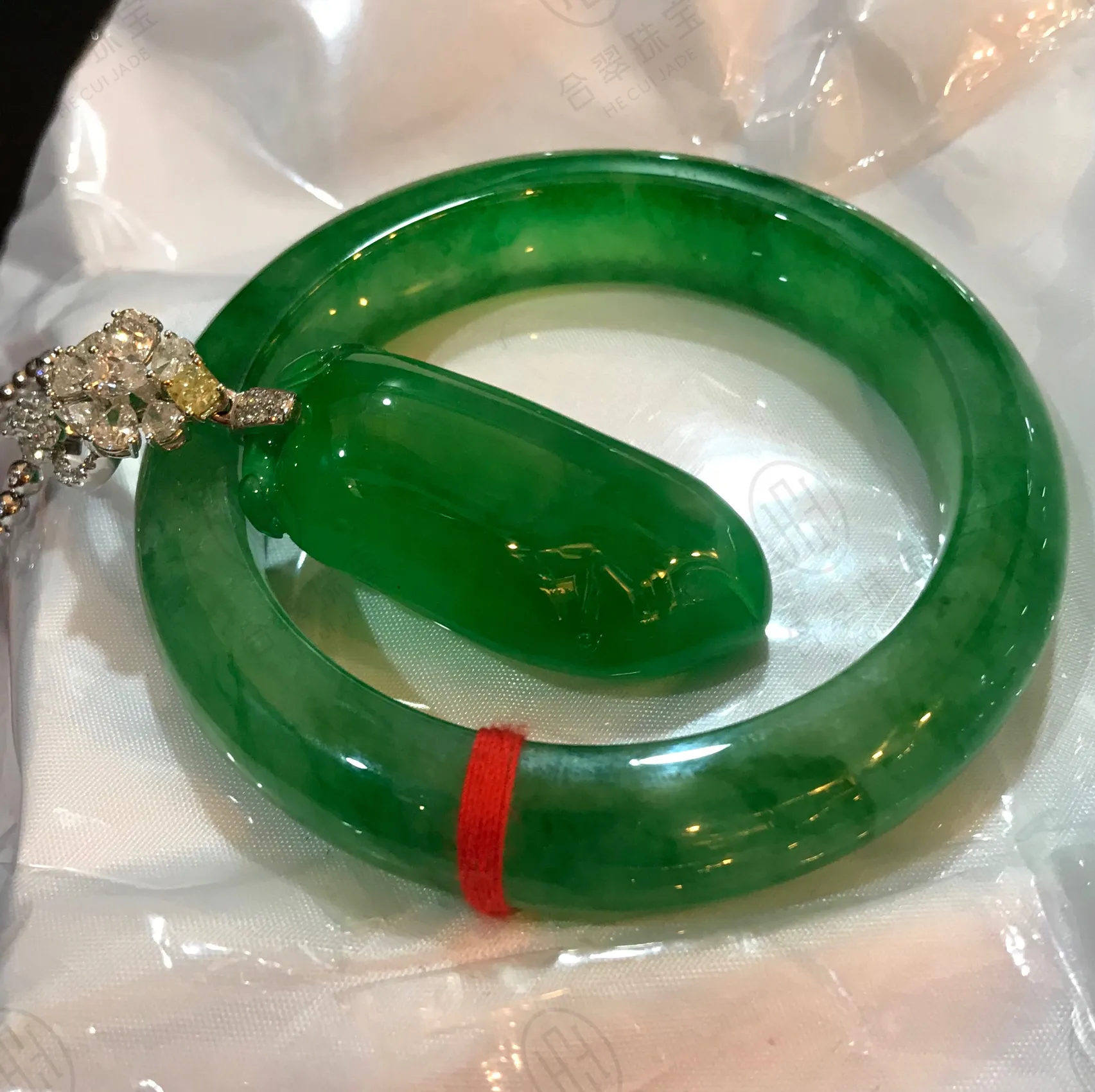 帝王綠飄綠花翡翠手镯1诠釋美的與生俱來帝王綠的翡翠 種色俱佳 難得一見正圈的形制勾勒飄綠花翡翠 美的溫潤又不張揚搭配四同