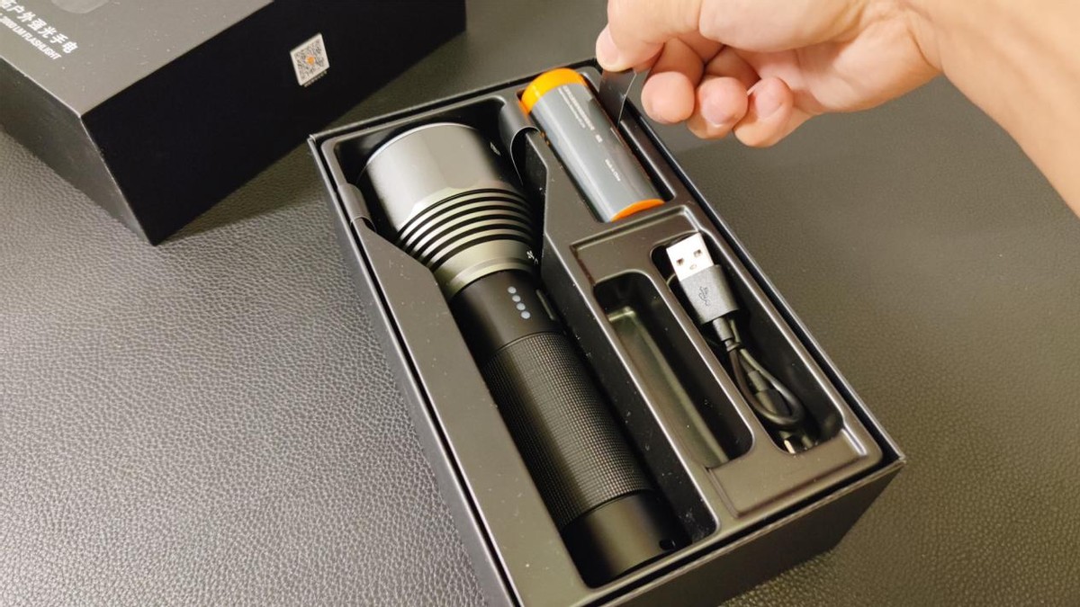 户外出行应急利器，纳拓户外强光手电筒