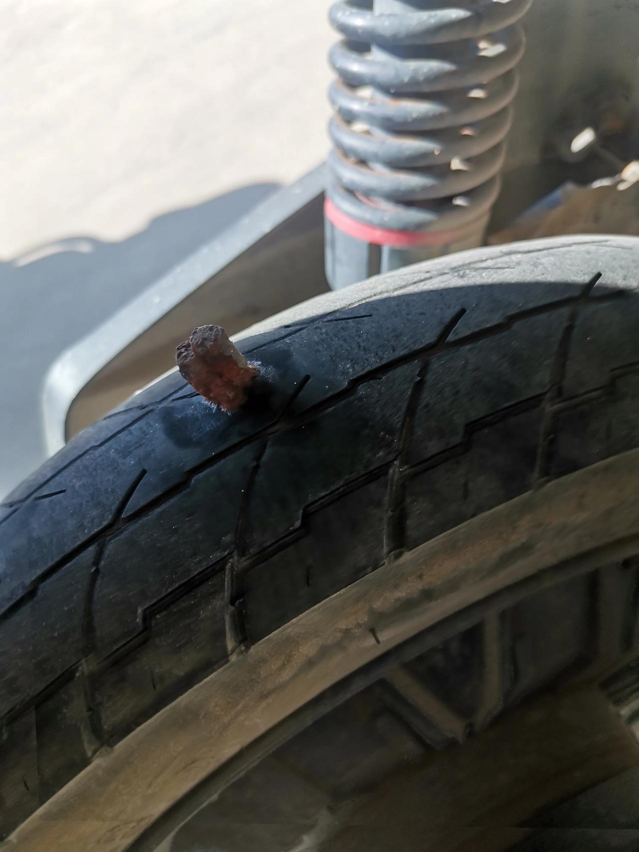 今天电动车轮胎扎了,打电话叫了个流动补胎的小伙,小伙极力推荐