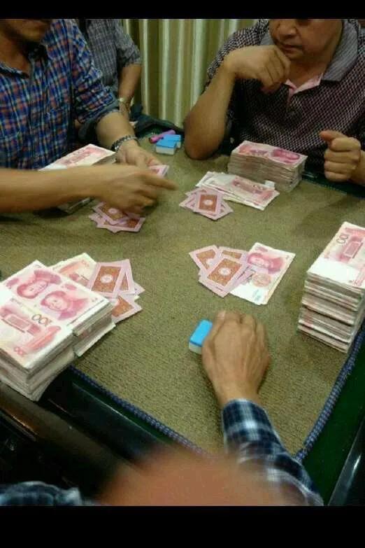 花50个w买了一辆奥迪a6l后,辞掉了工厂上班的工作,每天开车去打牌