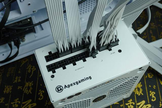 白装机三件套由艾湃电竞盖亚GAIA引领，白机箱焕发靓丽色彩