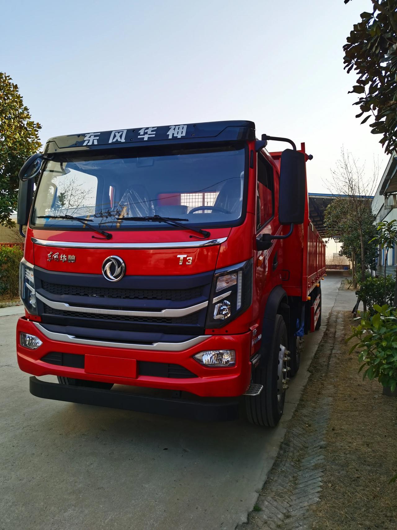 东风华神6.5米自卸车今天来介绍一款东风华神的平板自卸车