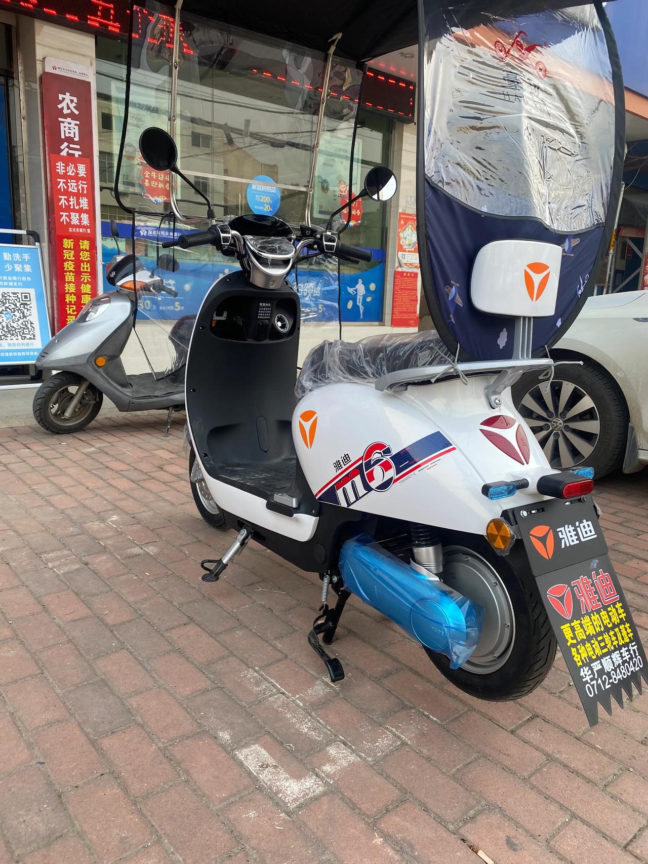 前几天更换了新的电动车,雅迪冠能领跑m6,石墨烯电池续航能力