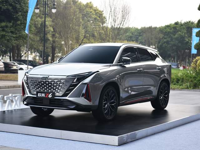 长安带来高颜值SUV，配2.0T+8AT，6秒多破百，可实现六屏互联