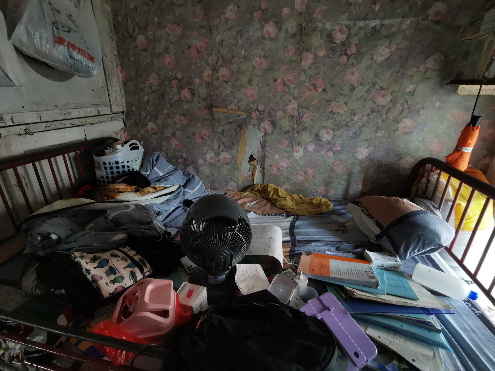 月入18000能供什么样的房 29 岁美女搬运工爆红!月薪 18000 蜗居 5 平米，露出腿的那刻让人心疼