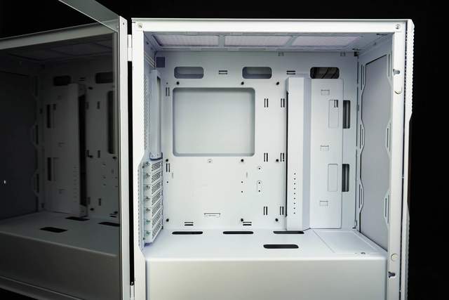 白装机三件套由艾湃电竞盖亚GAIA引领，白机箱焕发靓丽色彩