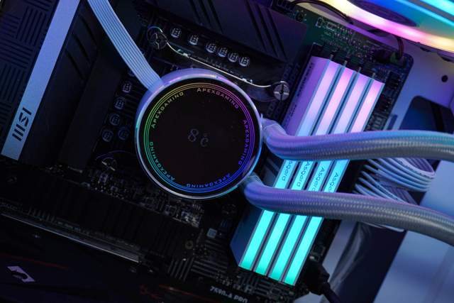 白装机三件套由艾湃电竞盖亚GAIA引领，白机箱焕发靓丽色彩