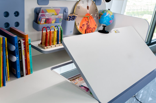 可以纠正孩子坐姿又能帮助孩子学习 作业帮AI学习桌让我太省心了