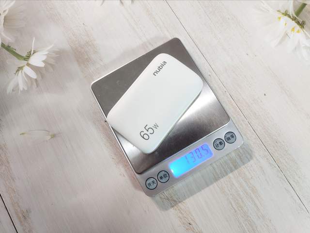 更轻更薄更好用，努比亚大白65W超薄氮化镓充电器评测