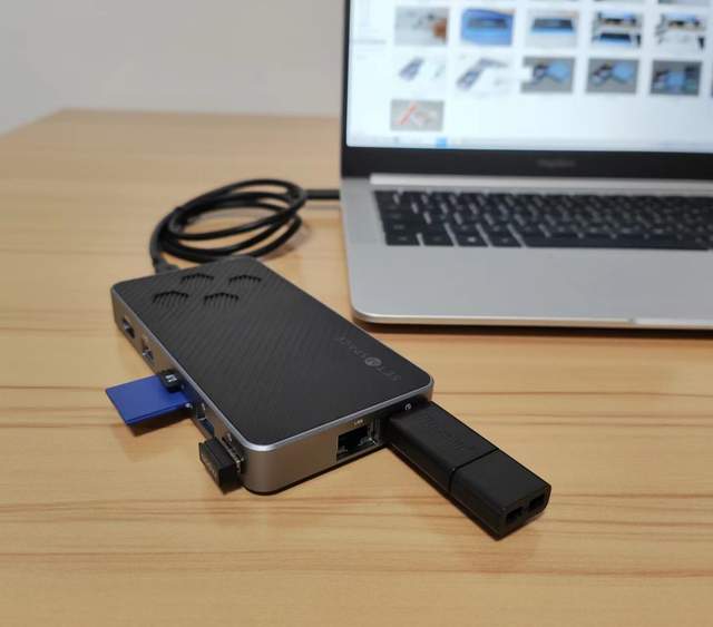 小巧便携多功能，10Gbps 十合一硬盘盒扩展坞：打工人的办公利器