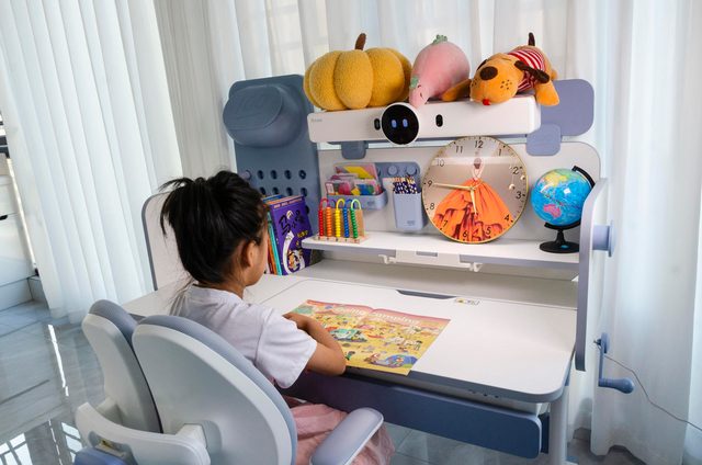 可以纠正孩子坐姿又能帮助孩子学习 作业帮AI学习桌让我太省心了