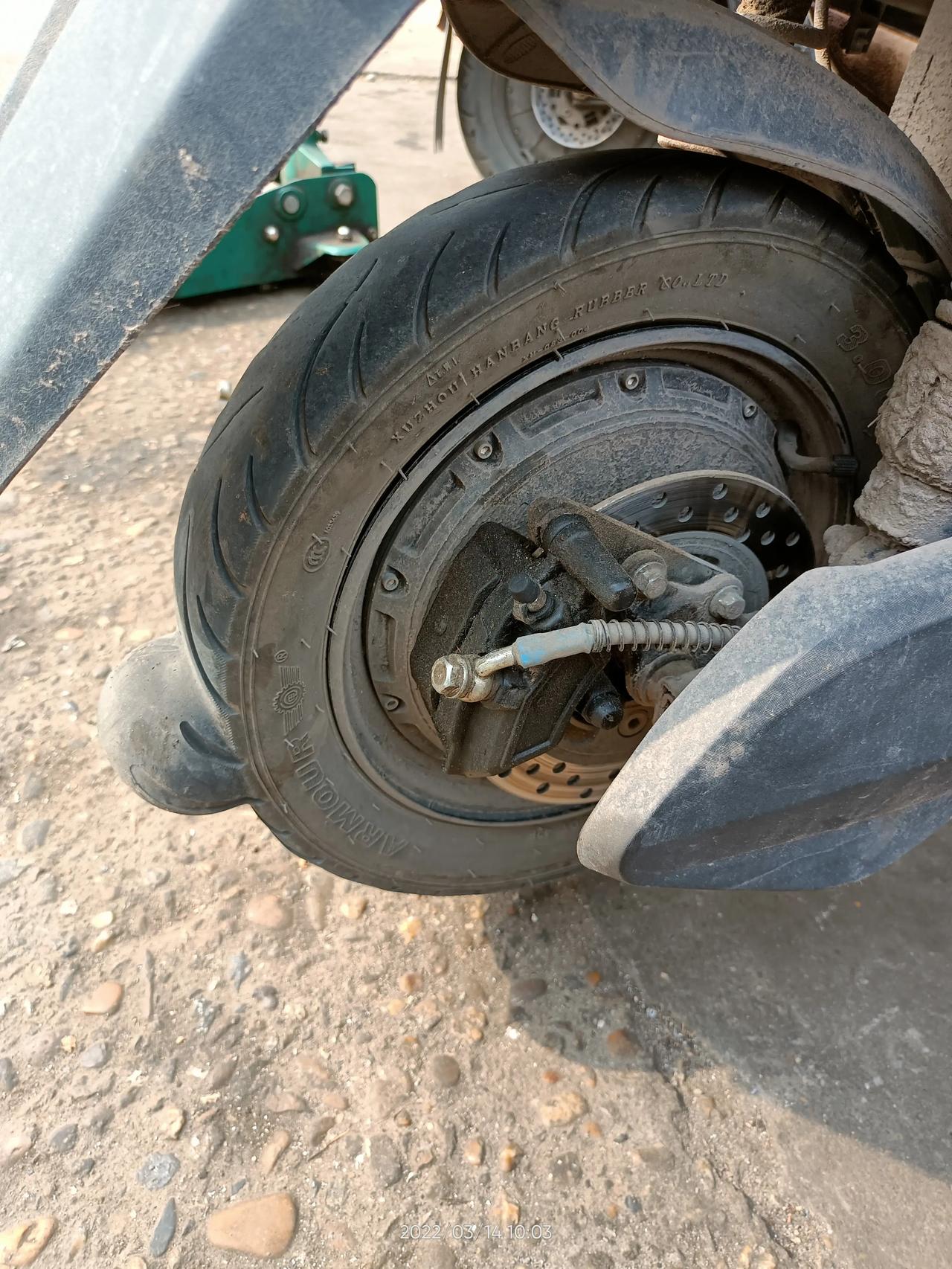 电动车维修#天气热,后轮胎鼓个大包,无法骑行,车主说去年中