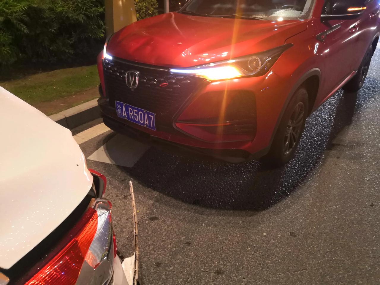 重庆头条#车辆对对碰鱼嘴长安大道888公交车站,两车相撞差