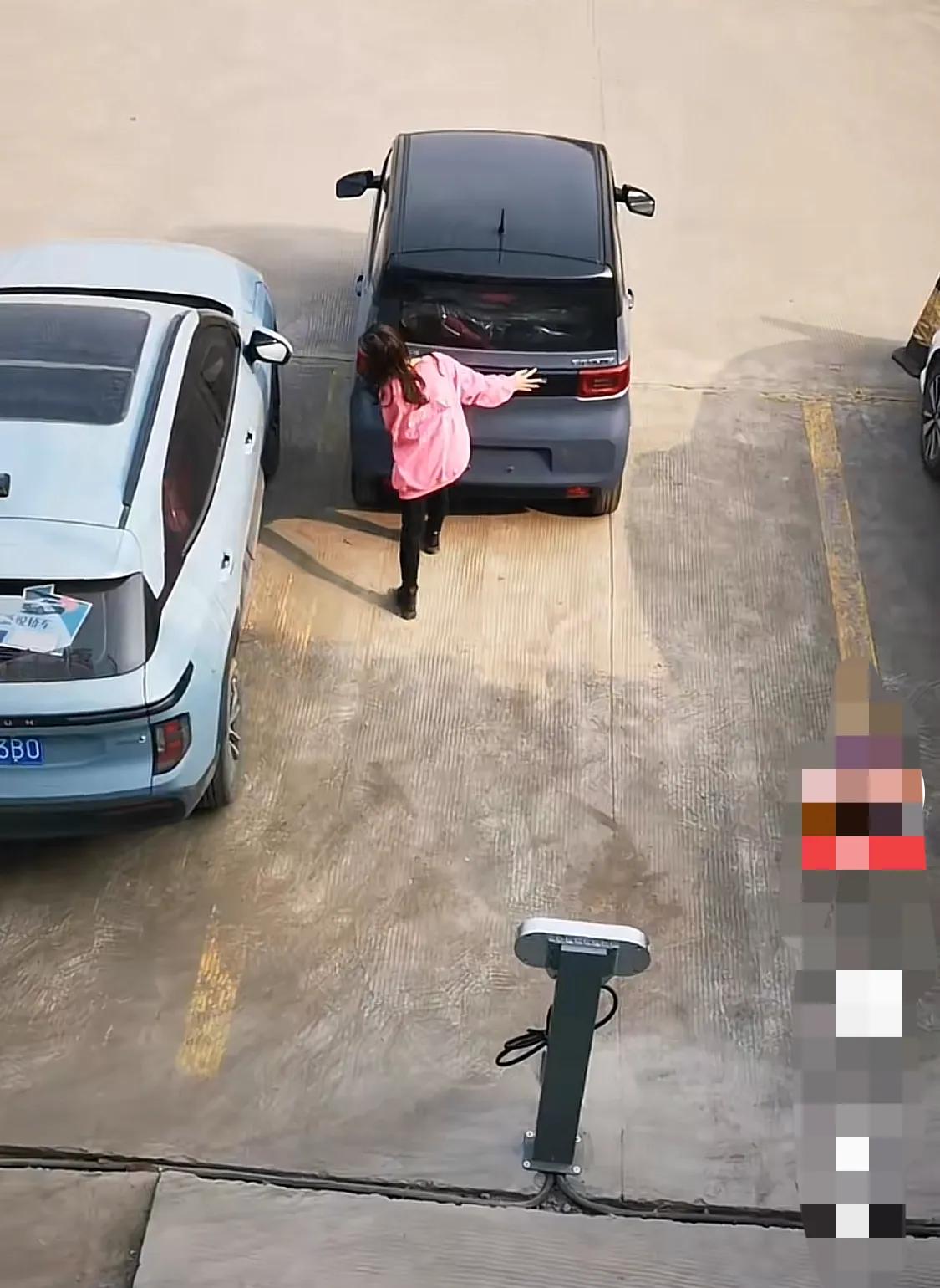 竟然还能力拔千斤女司机停车太靠近边线回来时发现进不了主驾位了旁边