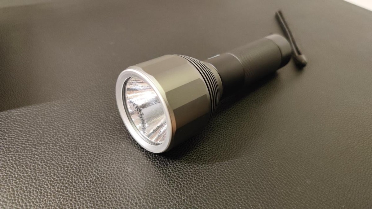 户外出行应急利器，纳拓户外强光手电筒