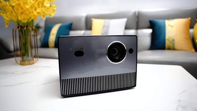 年轻人第一台4K投影仪，Vidda C1与峰米V10，谁能更胜一筹？