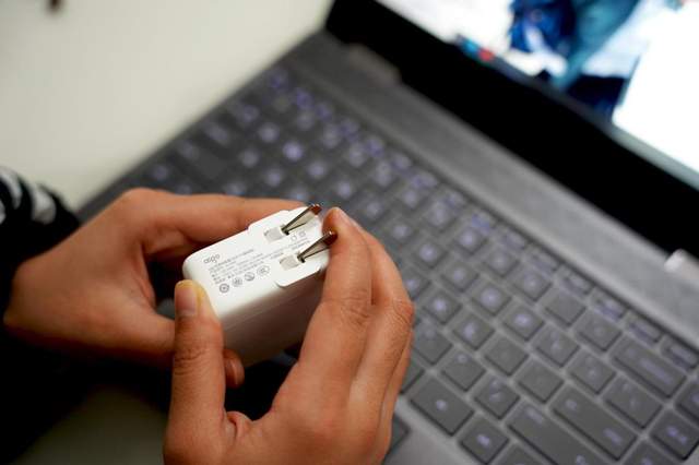 一个充电头就能解决我们所有快充需求 aigo 65W PD快充头上手体验