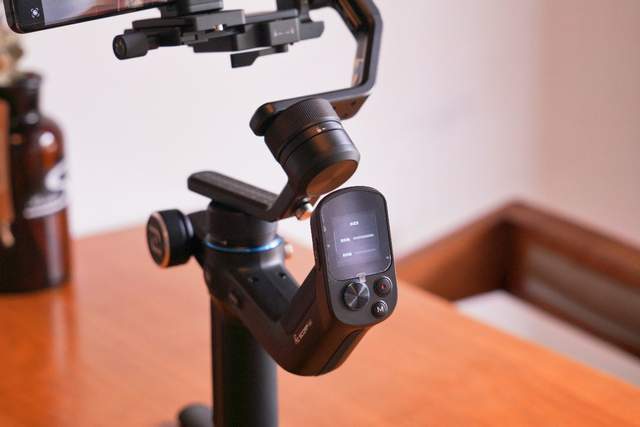 拍视频手不稳？试试这款全能稳定器，飞宇蝎子mini三轴稳定器体验