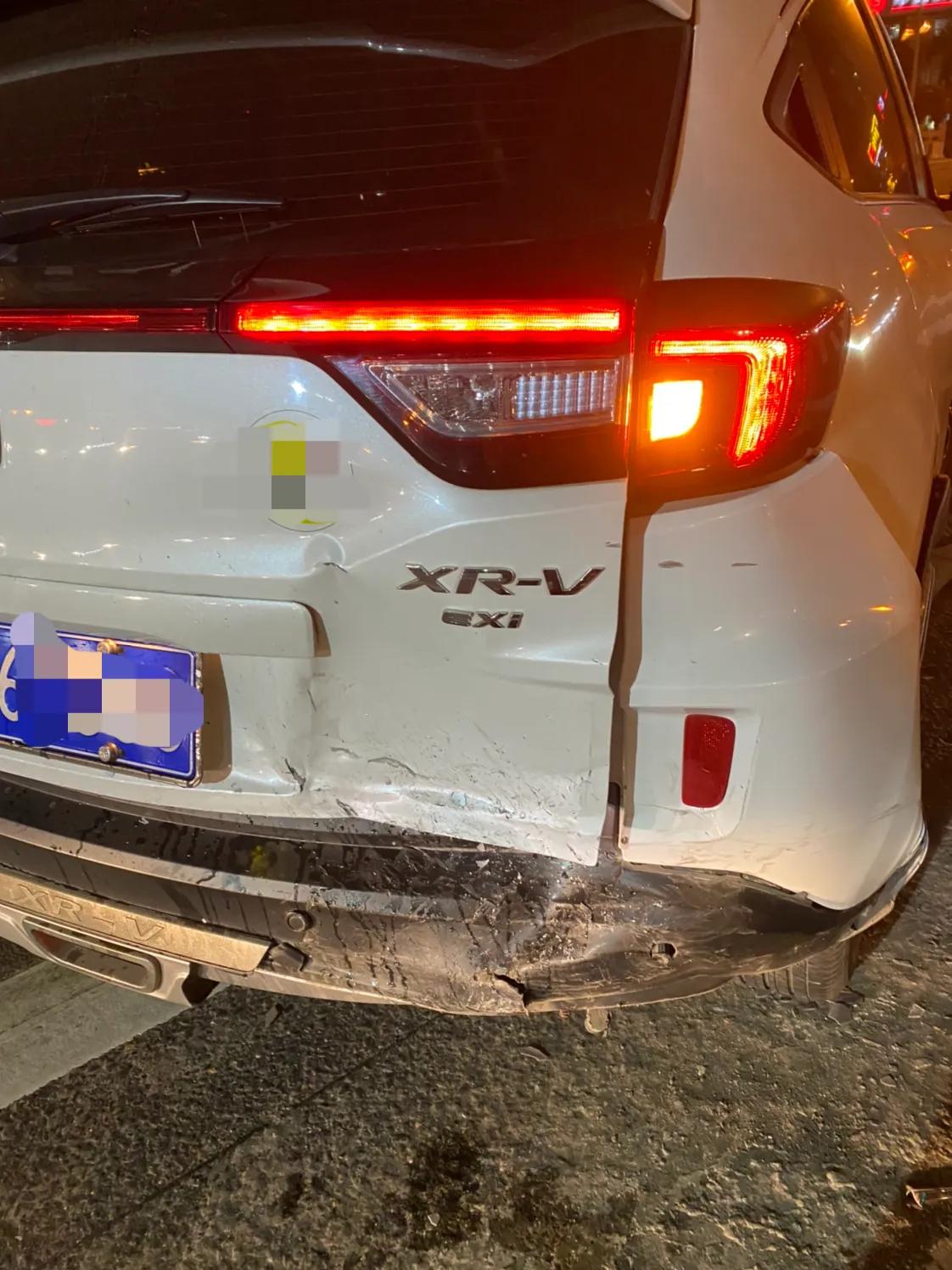 都说日本车皮薄骨脆不耐撞但是这辆东风本田xrv停在那里等红绿灯时被