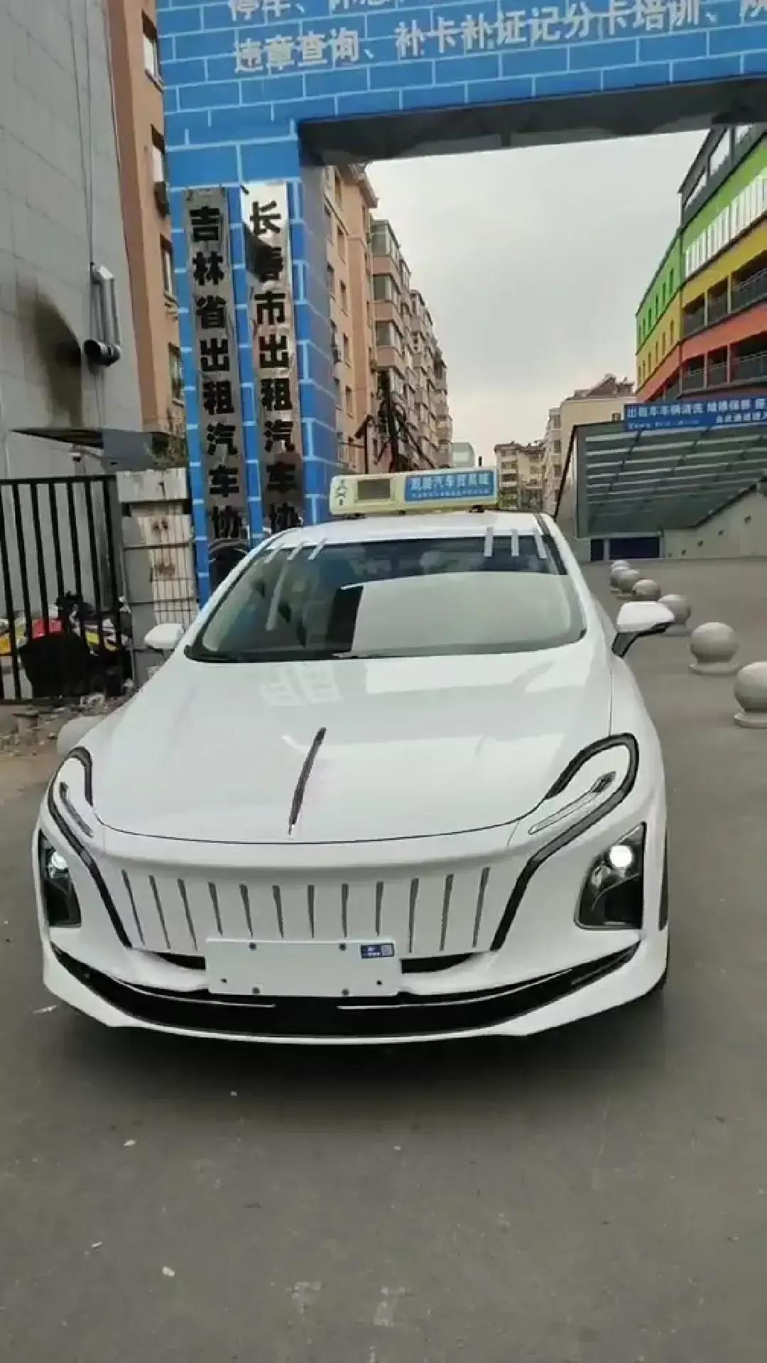 大长春的新款红旗出租车马上投入使用了这颜值应该是全国出租车颜值最