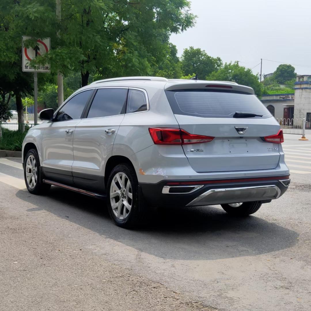 最新到店上牌不到一年的捷达vs7最美白色指导价126800的那款加装电尾