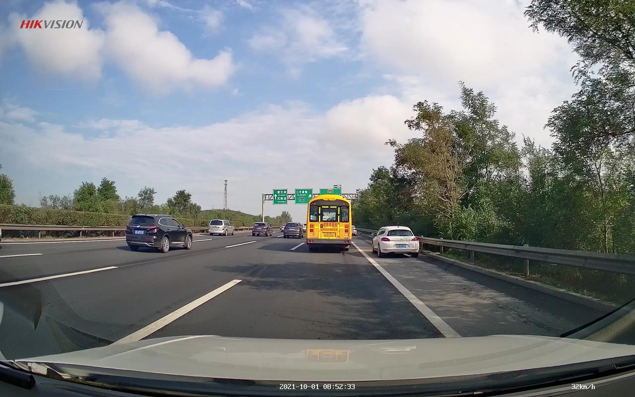 十月一日沈海高速大连段,因前方有三车连撞造成拥堵缓行,就有大