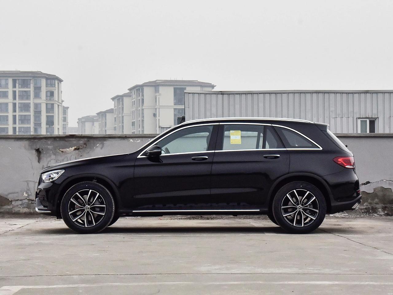 奔驰2022款glc300动感型裸车,优惠下来41万