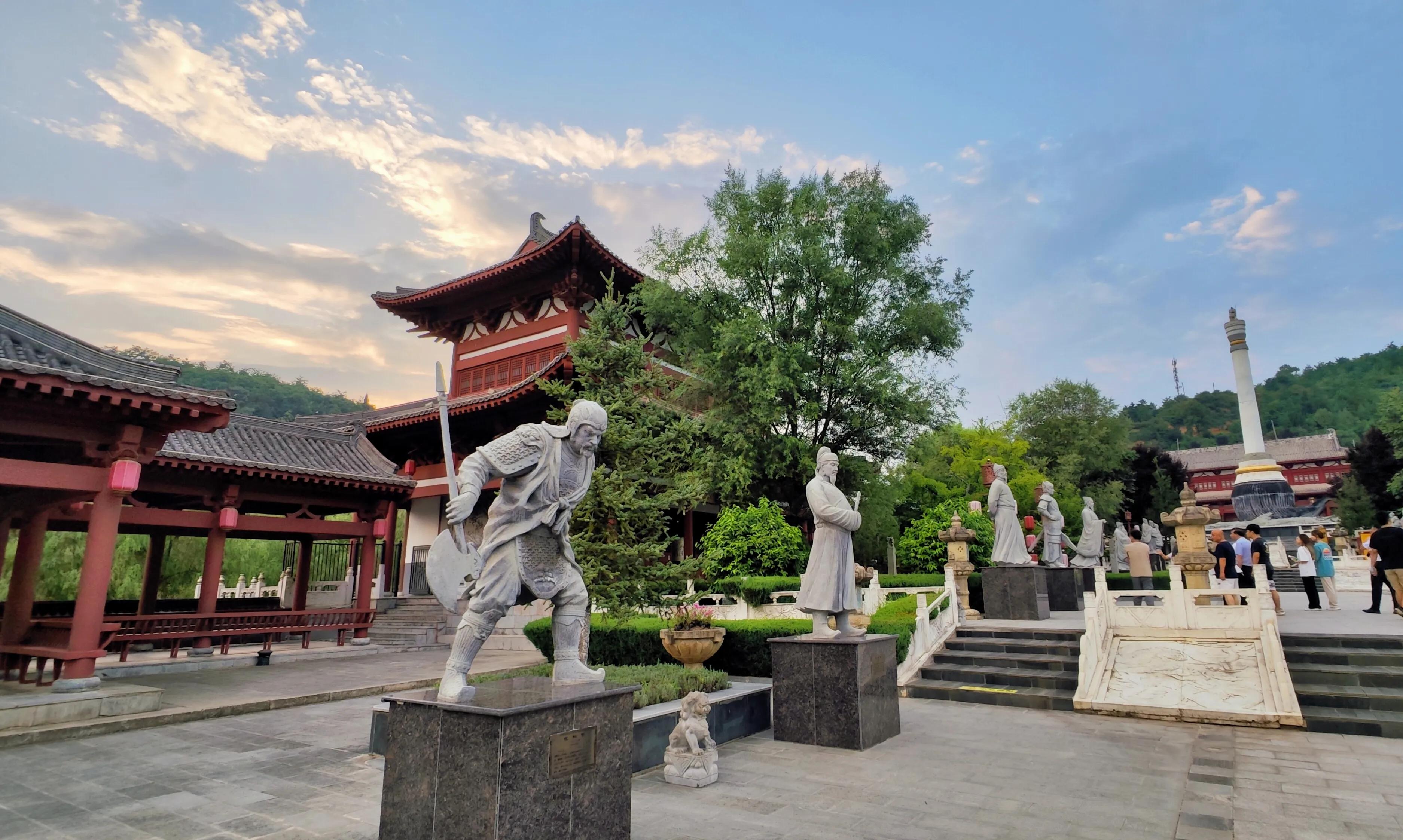 景区坐落于杜水之北的天台山,这里东障童山,西临凤凰山,南有石臼山