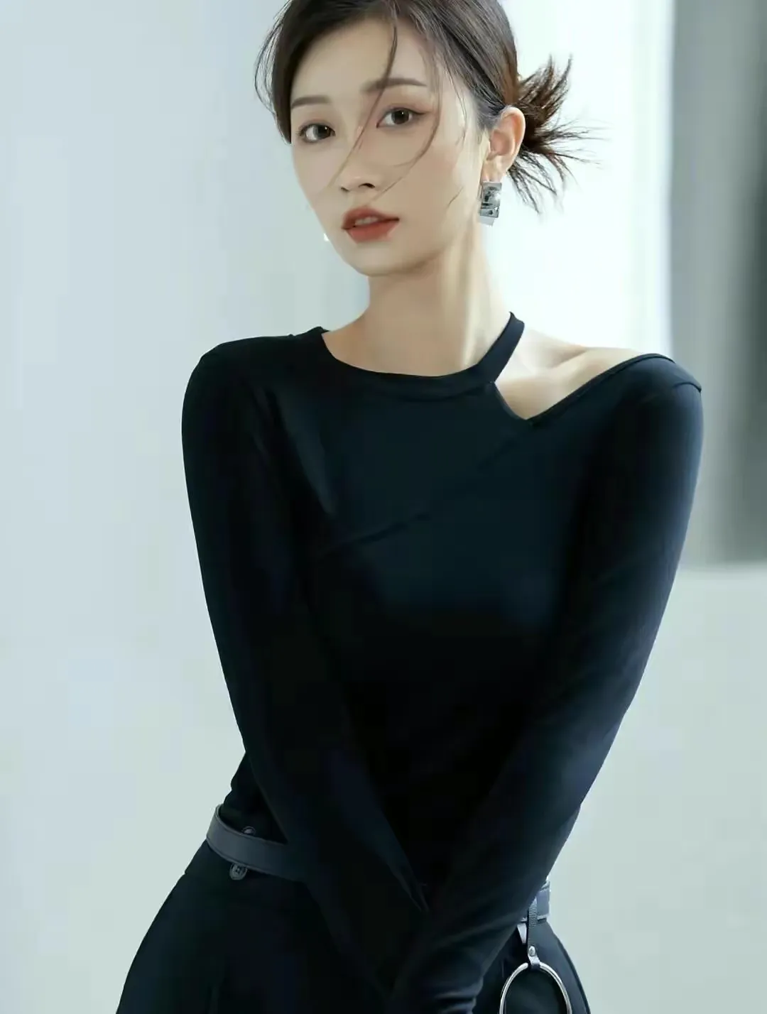 三秋红豆心头捂，四季玫瑰梦里燃