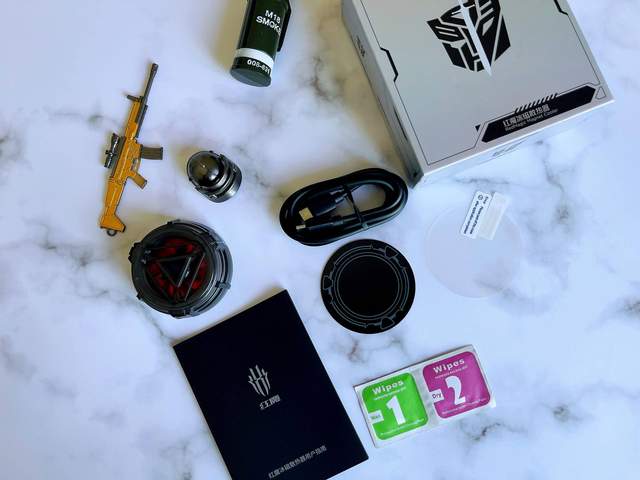 还在为你的iPhone玩游戏时发热烦恼吗？红魔冰磁散热器分分钟降温